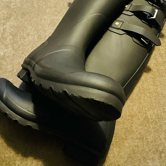 New women’s Hunter tall black rain boots w/ socks - Picture 5 of 15
